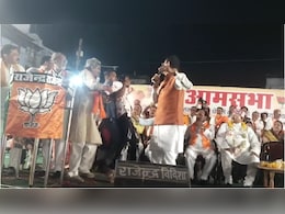 MP News: पूर्व सीएम शिवराज सिंह चौहान की सुरक्षा में हुई बड़ी चूक, मंच पर पहुंचकर एक शख्स उलझा