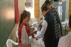 अदाणी समूह के चेयरमैन गौतम अदाणी ने अहमदाबाद में किया वोट अदाणी समूह के चेयरमैन गौतम अदाणी ने अहमदाबाद में किया वोट