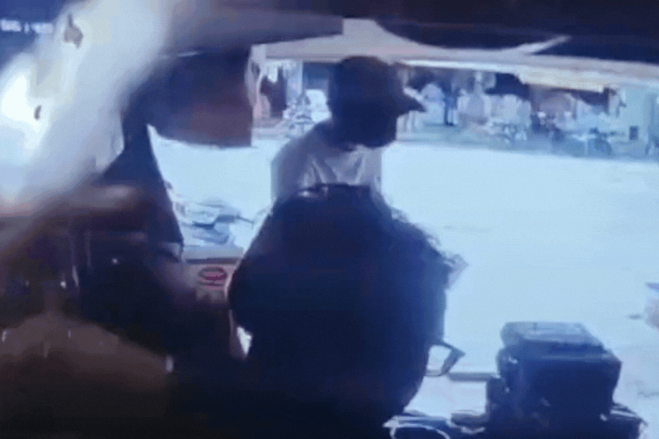 VIDEO: 'दुनिया से विदाई लेनी पड़ेगी,' झुंझुनूं में बदमाशों ने ताबड़तोड़ फायरिंग कर व्यापारी से मांगी 50 लाख की रंगदारी VIDEO: 'दुनिया से विदाई लेनी पड़ेगी,' झुंझुनूं में बदमाशों ने ताबड़तोड़ फायरिंग कर व्यापारी से मांगी 50 लाख की रंगदारी