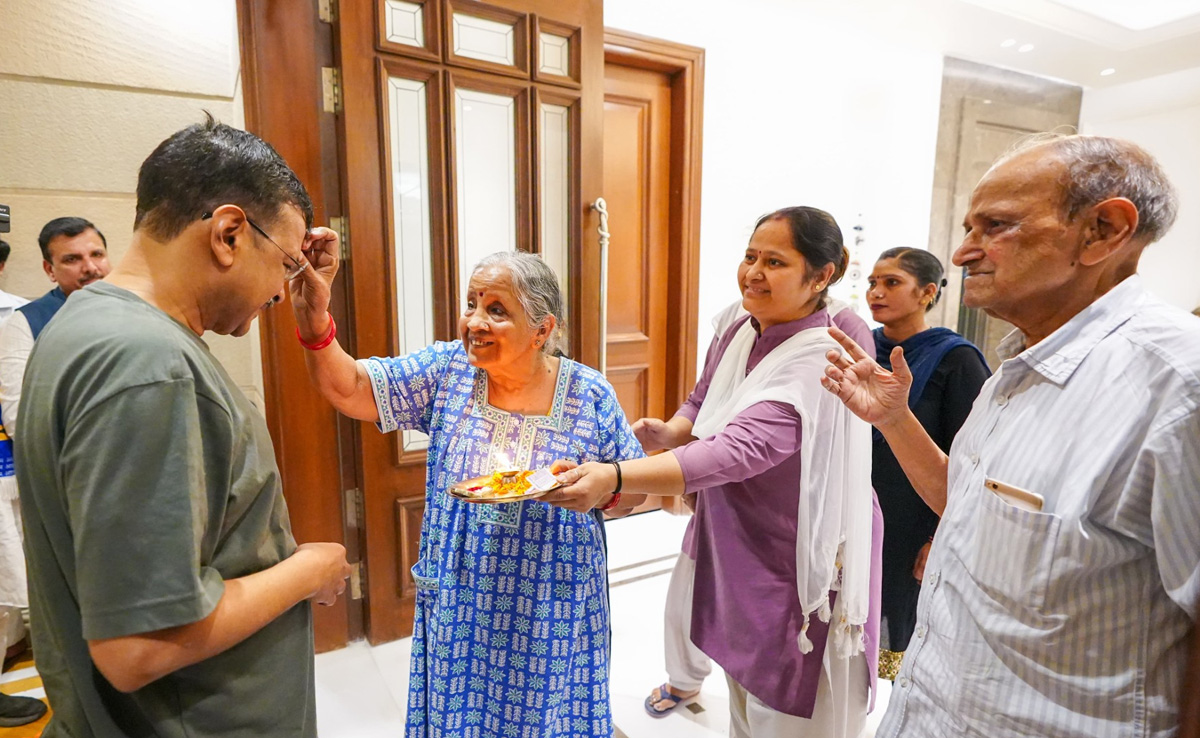 Garlands, Aarti, Hugs: How Arvind Kejriwal Was Welcomed At Home