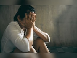 पुण्यात घृणास्पद कृत्य! पत्नीच्या गुप्तांगाला कुलूप लावलं; चावी हरवल्याने किळसवाणा प्रकार उघड पुण्यात घृणास्पद कृत्य! पत्नीच्या गुप्तांगाला कुलूप लावलं; चावी हरवल्याने किळसवाणा प्रकार उघड