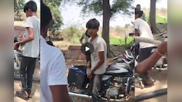Rajasthan News: दोनों पैर बांधकर नाबालिग बच्चे की पिटाई, सोशल मीडिया पर VIDEO वायरल