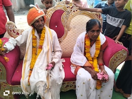 80 वर्षाच्या बापाचं 50 वर्षाच्या लेकानं लावलं लग्न, वरातीत नातवंडांचा ठेका 80 वर्षाच्या बापाचं 50 वर्षाच्या लेकानं लावलं लग्न, वरातीत नातवंडांचा ठेका