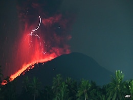 Indonesian Volcano Erupts, Spews Ash 5 Kilometers Into Sky Indonesian Volcano Erupts, Spews Ash 5 Kilometers Into Sky