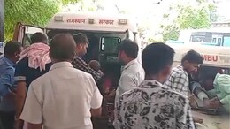 चलती कार में अचानक टूटा एक्सल, पलटी कार खंबे से टकराई, 1 महिला की मौत 4 घायल