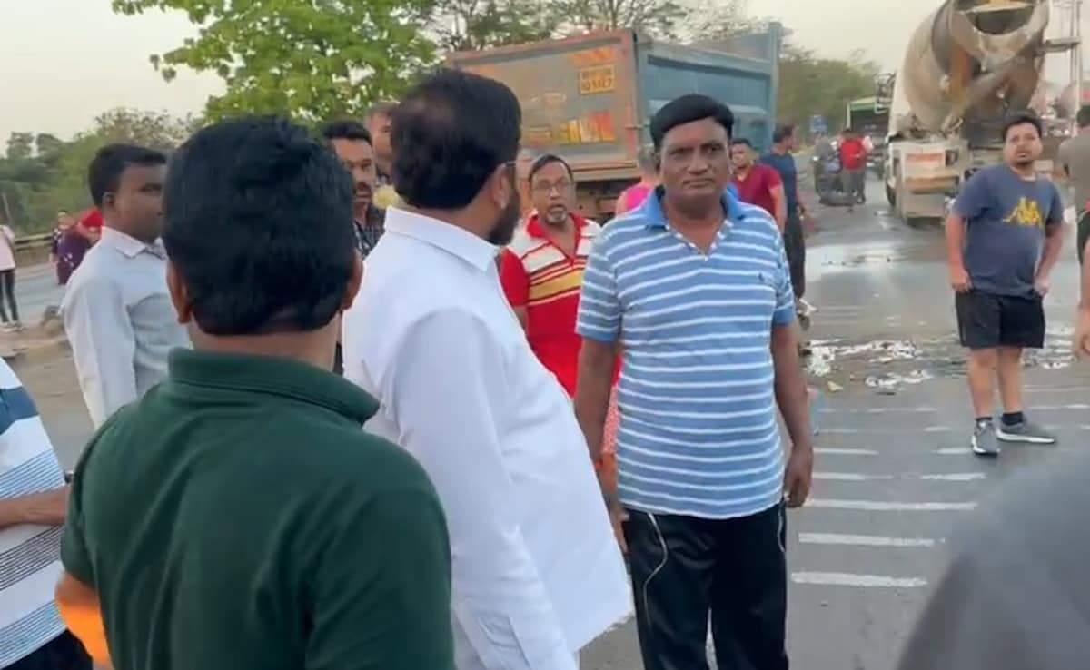 VIDEO: महिला का हुआ एक्सीडेंट, काफिला रोक मदद को दौड़े CM शिंदे, पानी पिलाकर अस्पताल पहुंचाया