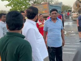 सड़क हादसे की आशंका को देख महाराष्ट्र सीएम ने काफिला रुकवाया, मदद कर फिर बढ़े आगे सड़क हादसे की आशंका को देख महाराष्ट्र सीएम ने काफिला रुकवाया, मदद कर फिर बढ़े आगे