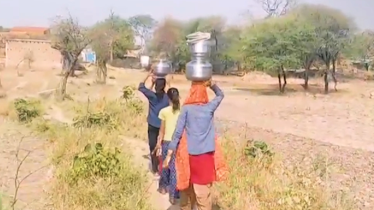 टीकमगढ़: खुले में शौच करने को क्यों मजबूर हुईं महिलाएं?