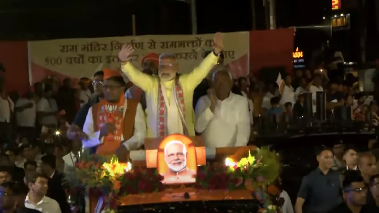 'बिहार मिशन' पर PM मोदी, पटना के रोड शो में नीतीश कुमार भी साथ