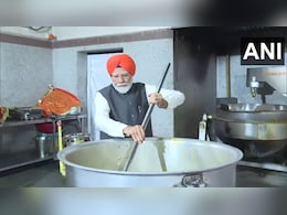 पीएम मोदी ने पटना के गुरुद्वारा पटना साहिब में की सेवा, लंगर परोसते आए नजर पीएम मोदी ने पटना के गुरुद्वारा पटना साहिब में की सेवा, लंगर परोसते आए नजर
