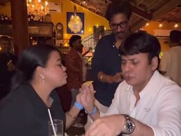 भारती सिंह को रेस्तरां में बहुत ही प्यार से चिप्स खिला रहा था कॉमेडियन, पति ने देखा तो सरेआम यूं कर दिया हंगामा भारती सिंह को रेस्तरां में बहुत ही प्यार से चिप्स खिला रहा था कॉमेडियन, पति ने देखा तो सरेआम यूं कर दिया हंगामा