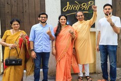 Former Maharashtra Chief Minister Uddhav Thackeray Casts His Vote In Mumbai Former Maharashtra Chief Minister Uddhav Thackeray Casts His Vote In Mumbai