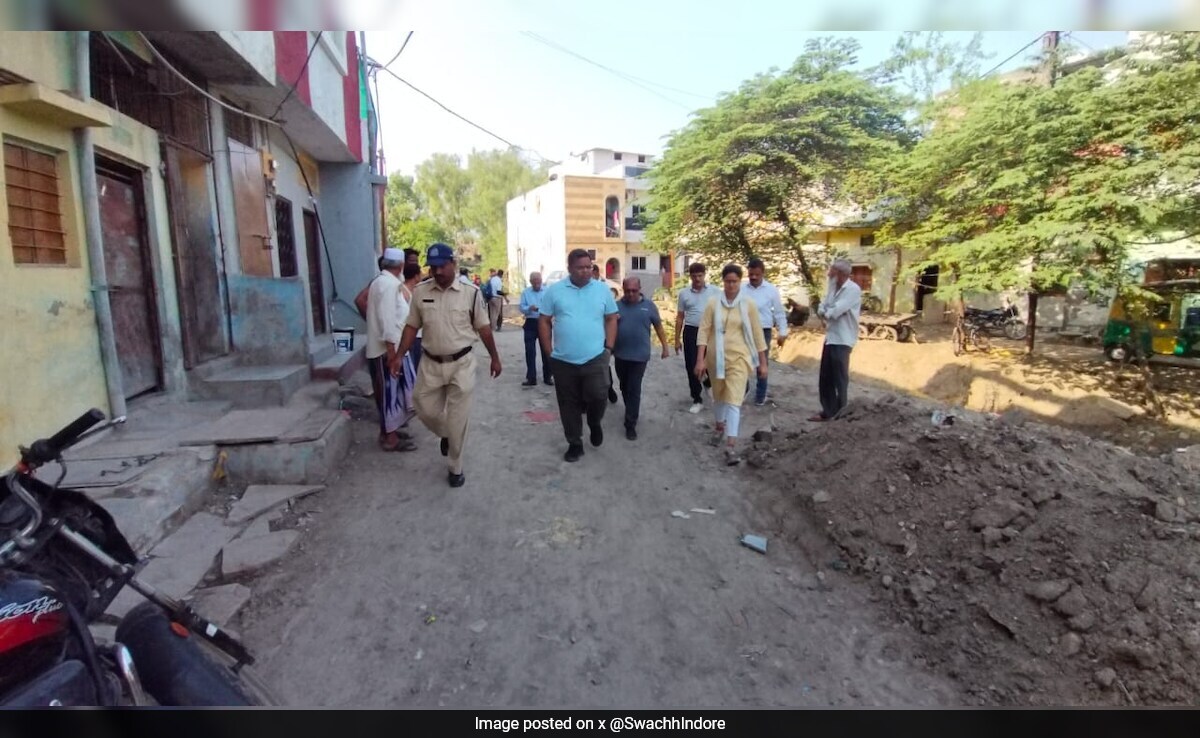 Military Uniform Of Indore Civic Body's Anti-Encroachment Team Sparks Row