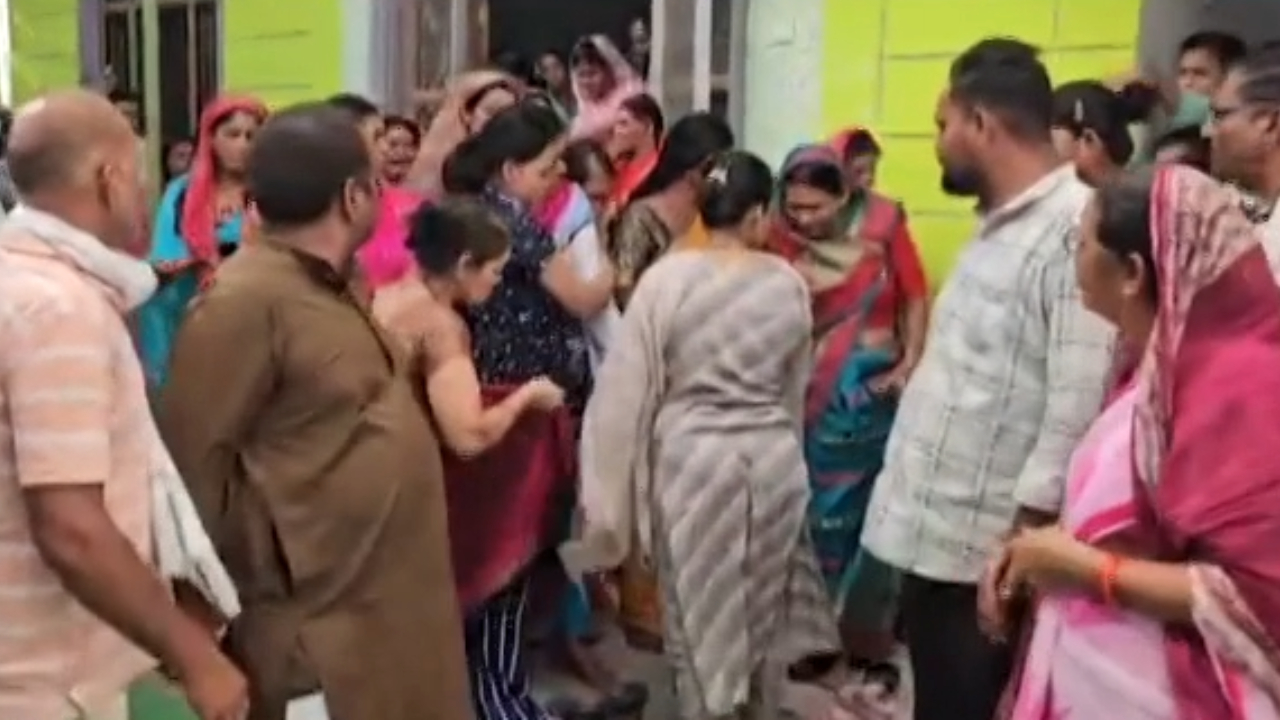 Poonch Terrorist Attack: आतंकी हमले में शहीद जवान के घर पसरा मातम, पत्नी ने की सरकार से ये मांग!