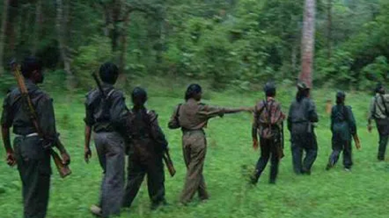 बीजापुर 30 नक्सलियों का सरेंडर, 9 पर था 39 लाख का इनाम