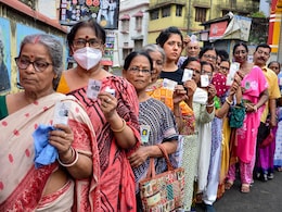 अखेर निवडणूक आयोगाकडून मतदानाची आकडेवारी जाहीर; सर्वोच्च न्यायालयाच्या दिलाशानंतर निर्णय अखेर निवडणूक आयोगाकडून मतदानाची आकडेवारी जाहीर; सर्वोच्च न्यायालयाच्या दिलाशानंतर निर्णय