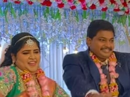 दूल्हे के साथ दुल्हन ने किया ऐसा जबरदस्त डांस, स्टेज पर मच गया तहलका, देखते रह गए लोग दूल्हे के साथ दुल्हन ने किया ऐसा जबरदस्त डांस, स्टेज पर मच गया तहलका, देखते रह गए लोग