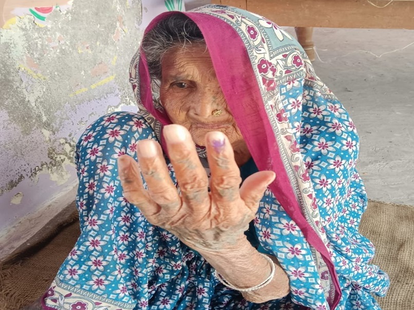 हर वोट है जरूरी! सिरोंज की 105 वर्षीय महिला ने होम वोटिंग सुविधा से किया मतदान, घर-घर दे रहें पीले चावल