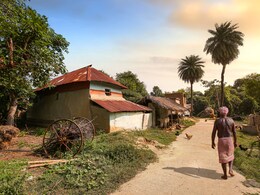 इस गांव में मोबाइल ले जाना है निषेध, यहां बल्ब और पंखे तक नहीं हैं, कदम-कदम पर बिखरा है आध्यात्म इस गांव में मोबाइल ले जाना है निषेध, यहां बल्ब और पंखे तक नहीं हैं, कदम-कदम पर बिखरा है आध्यात्म