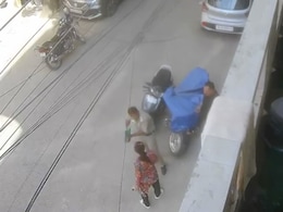 दिल्ली : पुलिस अधिकारी ने महिला के हाथ मरोड़े, मोबाइल छीनने की कोशिश की दिल्ली : पुलिस अधिकारी ने महिला के हाथ मरोड़े, मोबाइल छीनने की कोशिश की