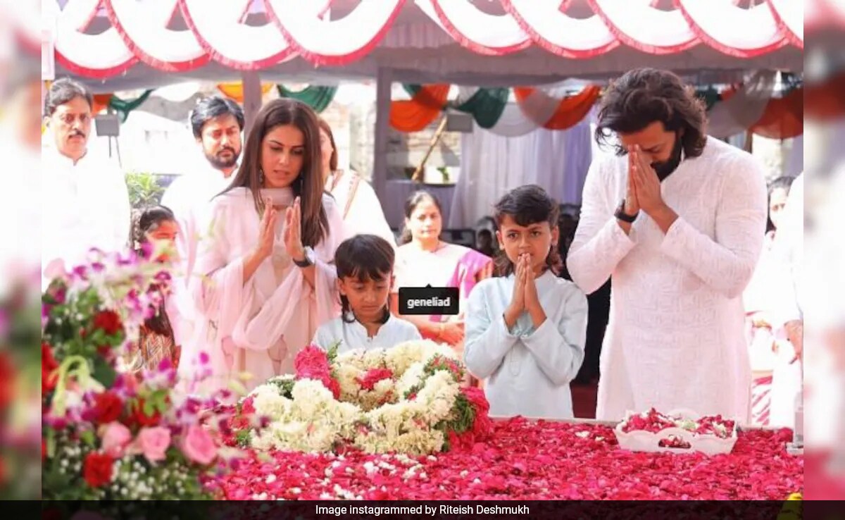 Riteish Deshmukh And Fam's Tribute To Vilasrao Deshmukh On His Birth Anniversary