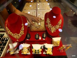 Gold Prices Soar Amid Market Turbulence, Cross Rs 1 Lakh Per 10 Grams Gold Prices Soar Amid Market Turbulence, Cross Rs 1 Lakh Per 10 Grams