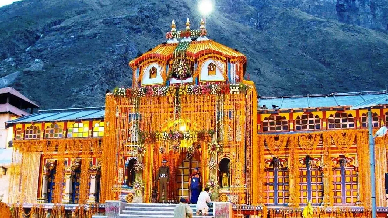 बद्रीनाथ धाम के खुले कपाट, भक्तों की लगी लंबी कतार