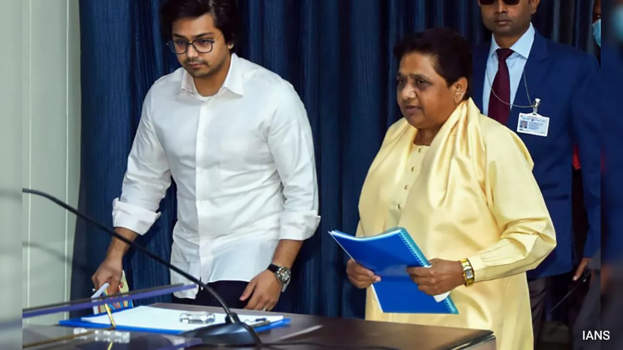 आकाश आनंद एक बार फिर जमीन पर, यूपी चुनाव से पहले मायावती का बड़ा फैसला