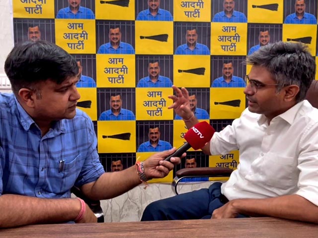 चुनाव आयोग के देरी से वोटिंग के आंकड़े जारी करने पर AAP ने उठाये सवाल