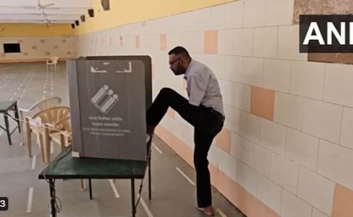 Video : दोनों हाथ नहीं तो पैर से युवक ने दिया अपना वोट, पेश की जागरूकता की मिसाल