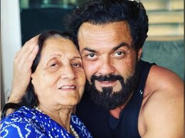 मां प्रकाश कौर के साथ क्यूट बॉबी देओल की बचपन की तस्वीर वायरल, लोग बोले -  ये किस हीरोइन के साथ बैठे हो मां प्रकाश कौर के साथ क्यूट बॉबी देओल की बचपन की तस्वीर वायरल, लोग बोले -  ये किस हीरोइन के साथ बैठे हो