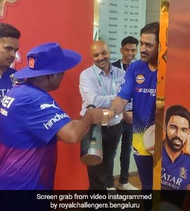 Watch: Dhoni's Surprise Visit To RCB Dressing Room Ahead Of Crucial Match