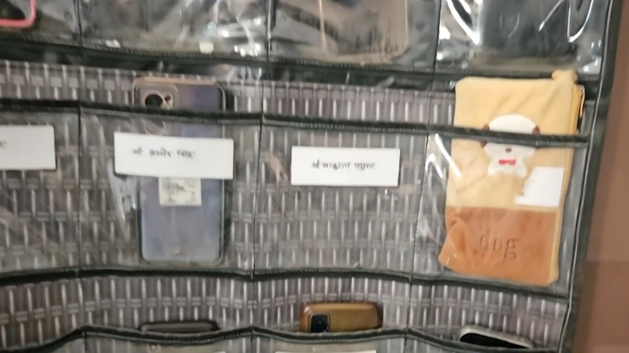 Mobile Ban in Rajasthan : जोधपुर के इस स्कूल में 1 साल से टीचर्स के लिए बैन है मोबाइल