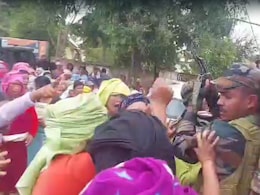 मणिपुर में प्रदर्शनकारियों का जोरदार हंगामा, भीड़ को हटाने के लिए सेना की हवाई फायरिंग मणिपुर में प्रदर्शनकारियों का जोरदार हंगामा, भीड़ को हटाने के लिए सेना की हवाई फायरिंग