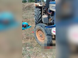 जमीन के टुकड़े के लिए इंसान बना शैतान, महिला को खेत में दौड़ा-दौड़ाकर ट्रैक्टर से कुचला, Video हुआ Viral जमीन के टुकड़े के लिए इंसान बना शैतान, महिला को खेत में दौड़ा-दौड़ाकर ट्रैक्टर से कुचला, Video हुआ Viral