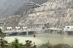 Air Force Chopper Joins Effort To Douse Forest Fires In Uttarakhand Air Force Chopper Joins Effort To Douse Forest Fires In Uttarakhand