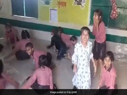 VIDEO: हीटवेव की वजह से स्कूल नहीं आ रहे थे बच्चे, हेडमास्टर ने क्लासरूम को ही बना दिया स्विमिंग पुल VIDEO: हीटवेव की वजह से स्कूल नहीं आ रहे थे बच्चे, हेडमास्टर ने क्लासरूम को ही बना दिया स्विमिंग पुल