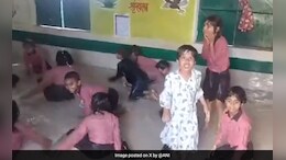 Heat Wave मुळे शाळेत येत नव्हती मुलं, मुख्याध्यापकांनी वर्गात बनवला स्विमिंग पूल, Video