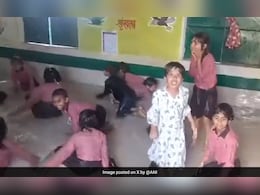 Heat Wave मुळे शाळेत येत नव्हती मुलं, मुख्याध्यापकांनी वर्गात बनवला स्विमिंग पूल, Video