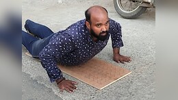 खाटू श्याम की महिमा महान... कील लगे तख्त पर पेट के बल दंडी करते हुए बाबा श्याम की परिक्रमा कर रहा भक्त