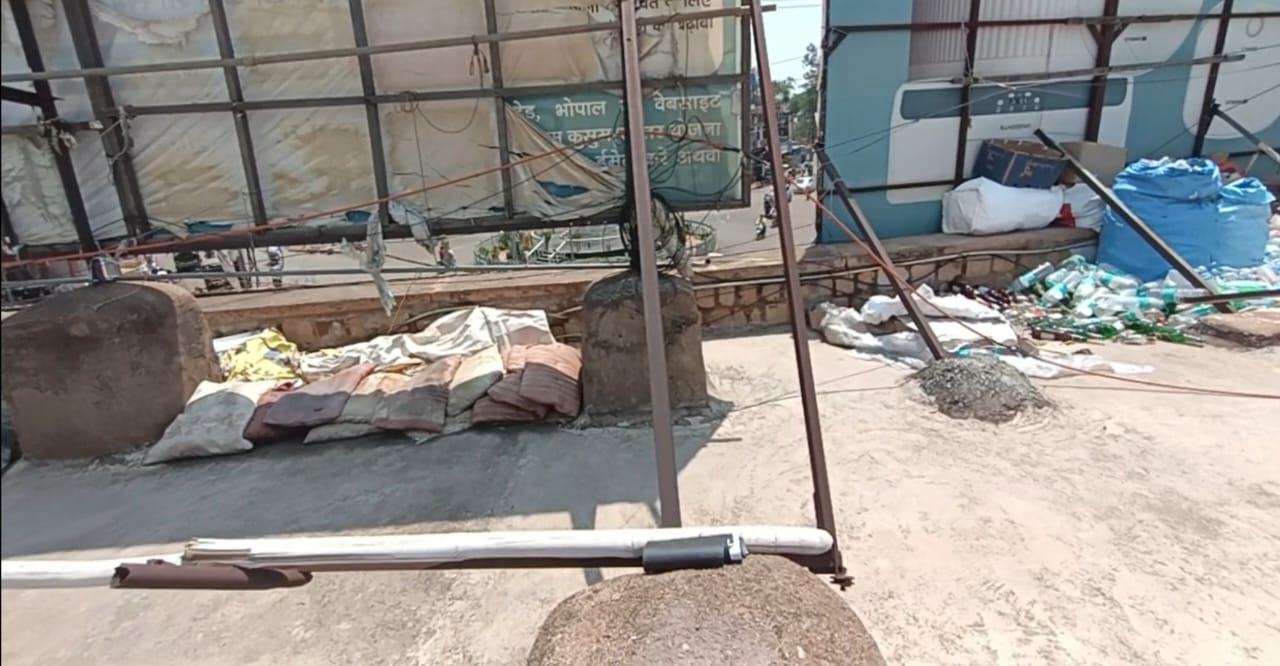 MP News: मुंबई की घटना के बाद एमपी में अवैध होर्डिंग का मुद्दा गर्माया, इंदौर और सतना का ये है हाल