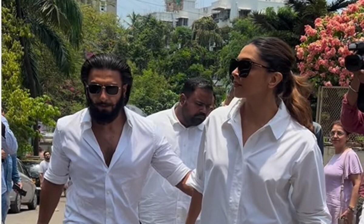 मुंबई में वोट के लिए जोश में सितारे, प्रेग्नेंट दीपिका का पूरा ख्याल रख पोलिंग बूथ तक ले गए रणवीर