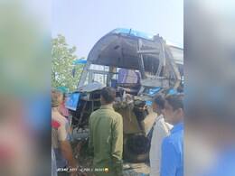 दोन बसची समोरासमोर जोरदार टक्कर, अपघातात 20 जखमी 3 जण गंभीर दोन बसची समोरासमोर जोरदार टक्कर, अपघातात 20 जखमी 3 जण गंभीर