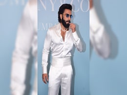 Ranveer Singh Shows Off His Wedding Ring After Sensationally Deleting Pics With Deepika Padukone Ranveer Singh Shows Off His Wedding Ring After Sensationally Deleting Pics With Deepika Padukone