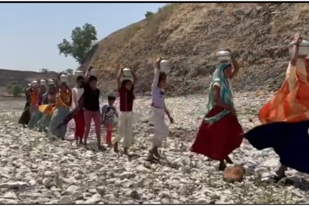 महिलाएं संग बच्चे भी पानी लाने के काम में जुटे. 