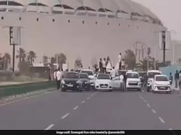 Over 20 Cars Block Lucknow Road For Birthday Celebration, Case Filed Over 20 Cars Block Lucknow Road For Birthday Celebration, Case Filed
