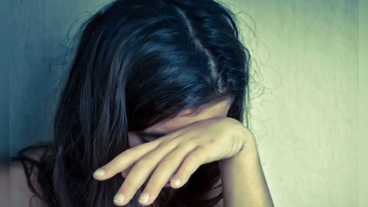 दादा ने 19 साल की पोती से किया रेप, अश्लील वीडियो बनाकर कर रहा ब्लैकमेल