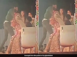 दुल्हन को स्टेज पर गिफ्ट देने के बाद शख्स ने दूल्हे पर अचानक कर दिया अटैक, फिर जो हुआ, शायद ही किसी ने पहले देखा होगा दुल्हन को स्टेज पर गिफ्ट देने के बाद शख्स ने दूल्हे पर अचानक कर दिया अटैक, फिर जो हुआ, शायद ही किसी ने पहले देखा होगा