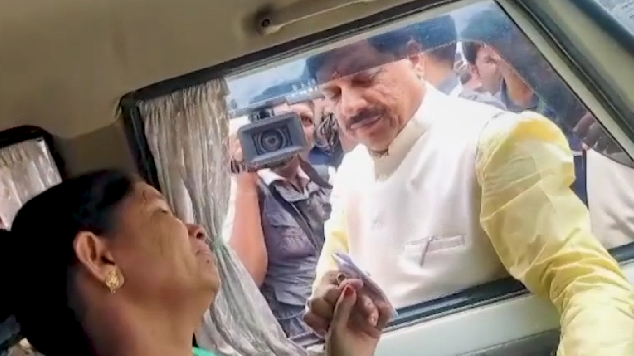 Poonch Terrorist Attack: आतंकी हमले में शहीद जवान के परिजनों से मिले सीएम मोहन