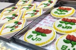Lok Sabha Polls 2024: Bengal Sweet Shop Makes Sweets Depicting Political Party Symbols Lok Sabha Polls 2024: Bengal Sweet Shop Makes Sweets Depicting Political Party Symbols